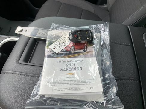 Used 2021 Chevrolet Silverado 1500 LT Trail Boss w/ Bed Protection Package AWD/4WD image 9