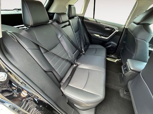 Used 2022 Toyota RAV4 XLE Premium image 12