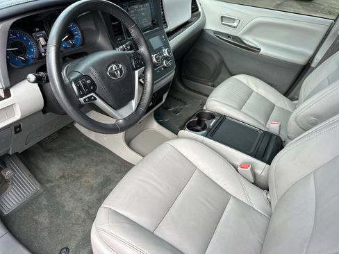 Used 2017 Toyota Sienna XLE image 10