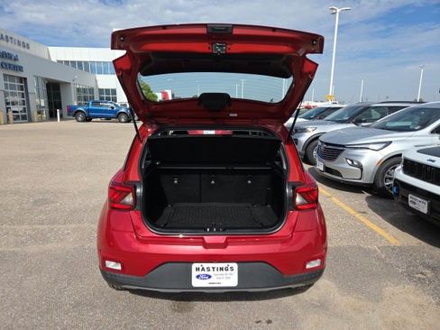 Used 2022 Hyundai Venue SEL w/ Cargo Package image 5