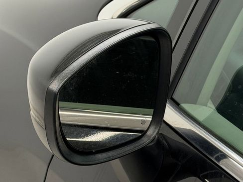 Used 2022 Chrysler Voyager LX FWD image 34
