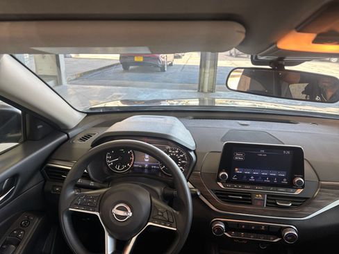 Used 2025 Nissan Altima 2.5 SV FWD image 35