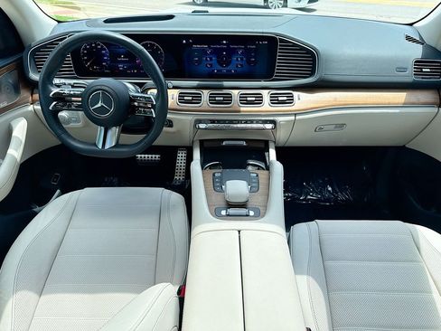 Used 2024 Mercedes-Benz GLS 580 4MATIC image 24