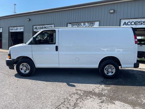 Used 2021 Chevrolet Express 2500 w/ Driver Convenience Package RWD image 4