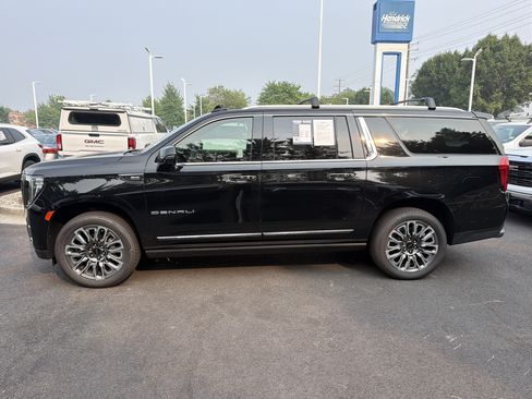 Used 2024 GMC Yukon XL Denali Ultimate AWD/4WD image 7