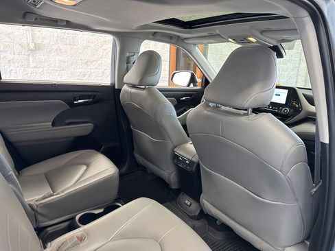 Certified 2024 Toyota Highlander XLE image 48