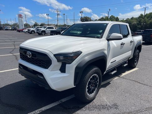Used 2025 Toyota Tacoma TRD Off-Road AWD/4WD image 3