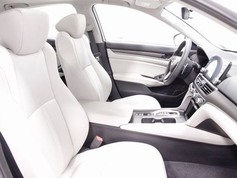 Used 2018 Honda Accord EX image 11