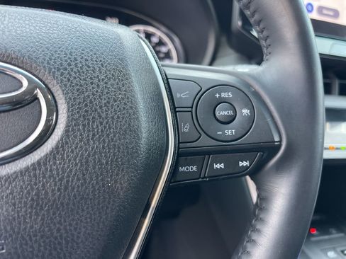 Used 2023 Toyota Venza LE image 17