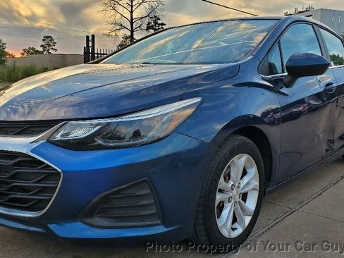 Used 2019 Chevrolet Cruze LT image 2
