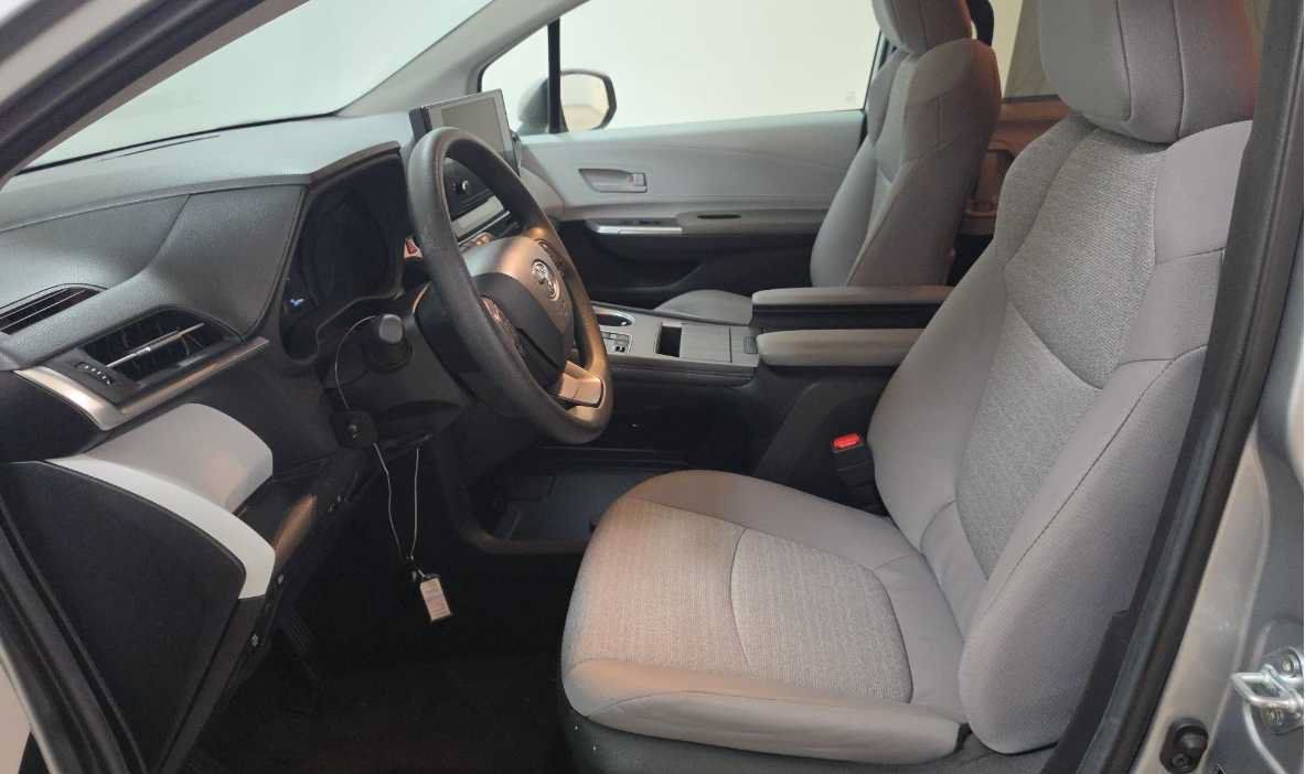 Used 2025 Toyota Sienna LE FWD image 8