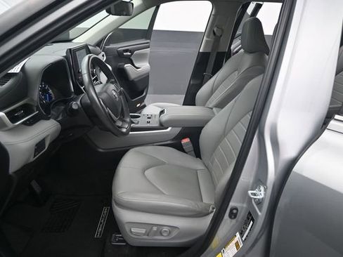 Used 2024 Toyota Highlander XLE FWD image 13