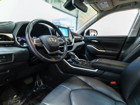 Used 2023 Toyota Highlander XLE AWD/4WD image 4
