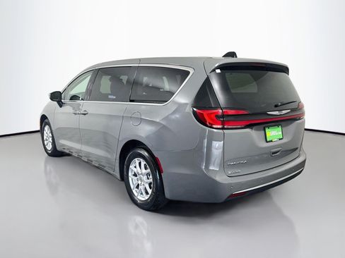 Used 2023 Chrysler Pacifica Touring-L FWD image 7