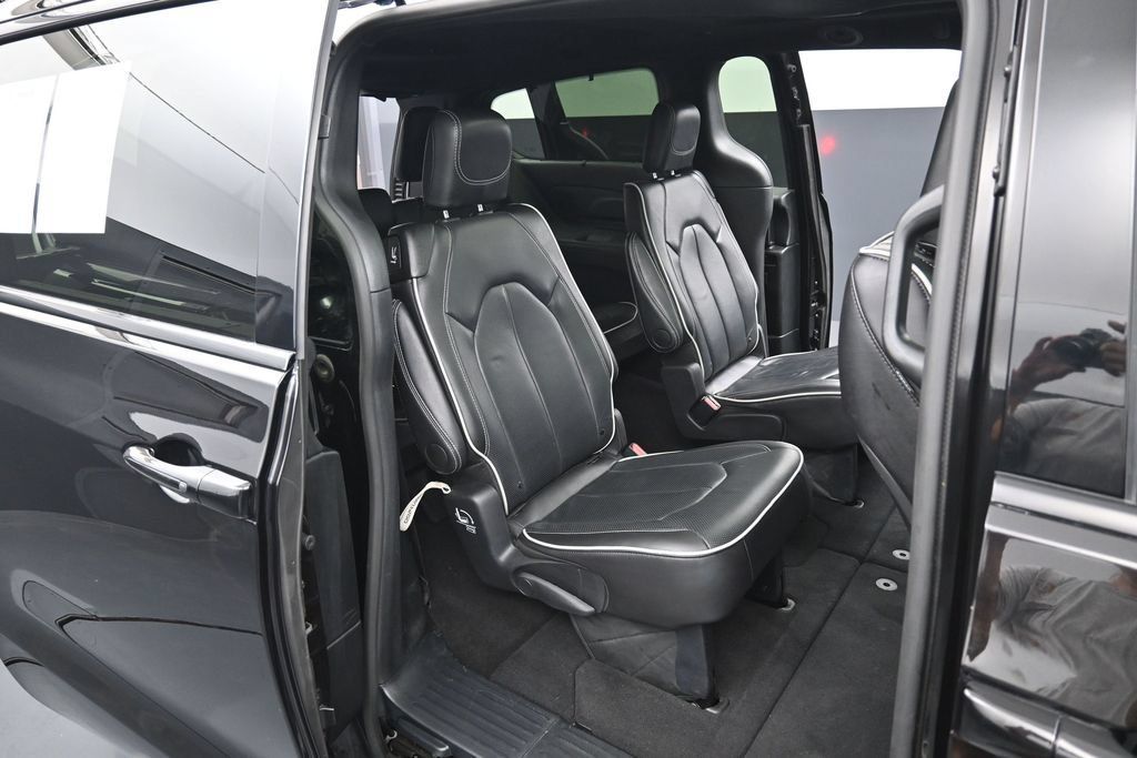 Used 2025 Chrysler Pacifica Limited FWD image 35
