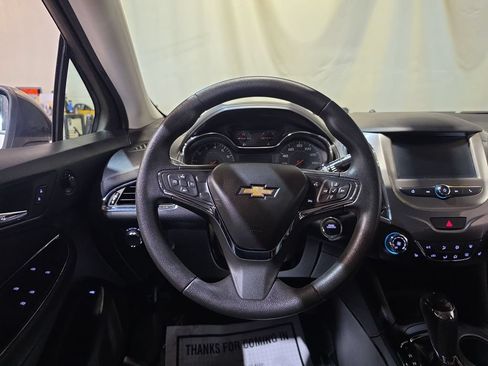 Used 2018 Chevrolet Cruze LT w/ Convenience Package FWD image 11