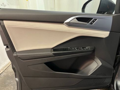 Certified 2025 Volkswagen Taos SE image 10