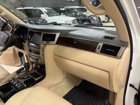 Used 2013 Lexus LX 570 4WD w/ Luxury Pkg w/Pre-crash image 26