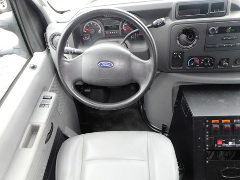 Used 2009 Ford E-350 and Econoline 350 Super Duty RWD image 23