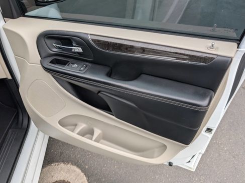 Used 2016 Chrysler Town & Country Touring w/ Driver Convenience Group image 37