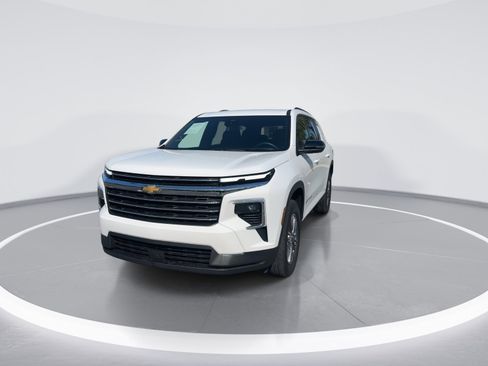 Used 2025 Chevrolet Traverse LT image 3