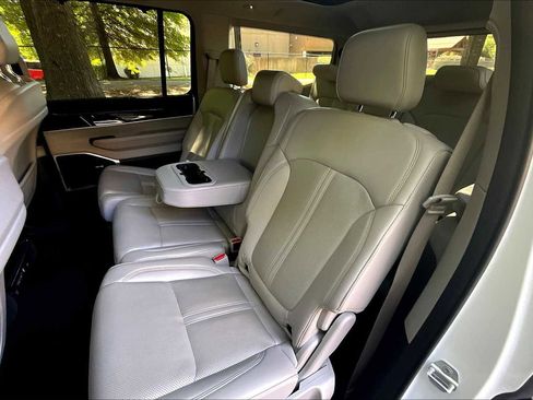 Used 2024 Jeep Wagoneer 4WD w/ Premium Group I image 18