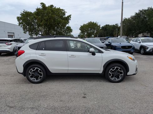 Used 2017 Subaru Crosstrek 2.0i Premium w/ Moonroof Package AWD/4WD image 3