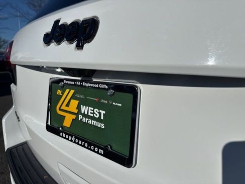 Used 2022 Jeep Grand Cherokee Laredo X image 16