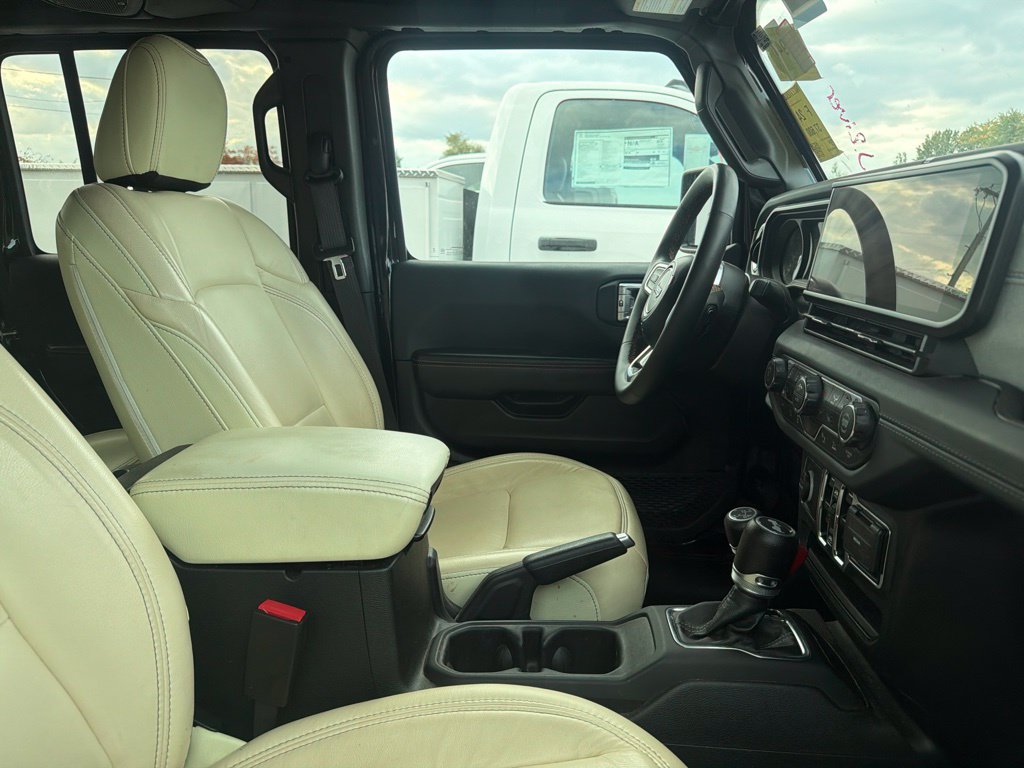 Used 2024 Jeep Wrangler Unlimited Sahara w/ Safety Group AWD/4WD image 2