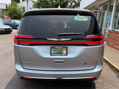 Used 2021 Chrysler Pacifica Touring-L FWD image 3
