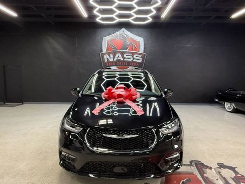 Used 2023 Chrysler Pacifica Touring-L image 7