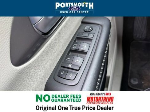 Used 2024 Chrysler Pacifica Touring-L image 24