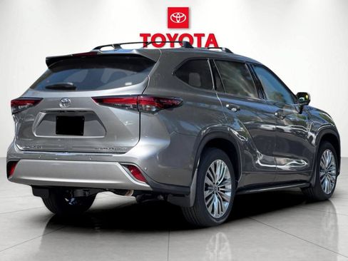 New 2026 Toyota Highlander Platinum AWD/4WD image 3