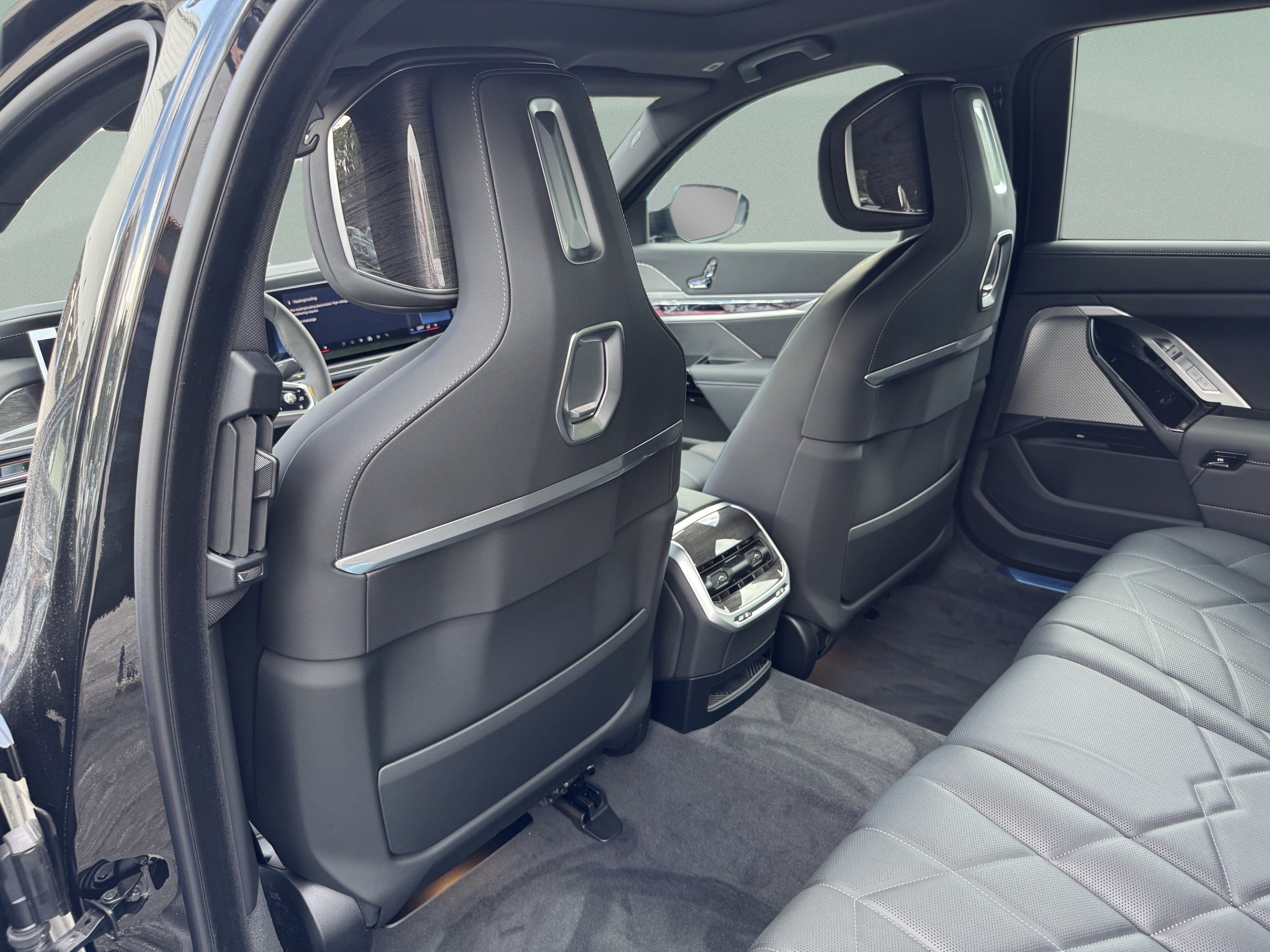 Used 2026 BMW i7 eDrive50 w/ M Sport Package RWD image 28