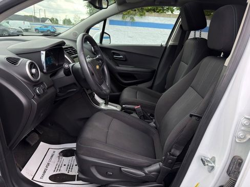 Used 2016 Chevrolet Trax LT w/ LT Sun and Sound Package FWD image 17