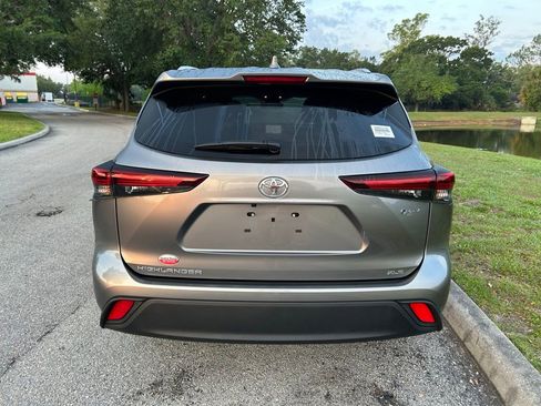 Used 2025 Toyota Highlander XLE AWD/4WD image 5