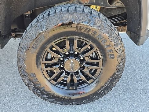 Used 2024 Chevrolet Silverado 2500 ZR2 w/ Technology Package image 12