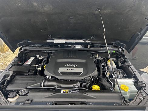 Used 2017 Jeep Wrangler Sahara w/ Connectivity Group AWD/4WD image 26