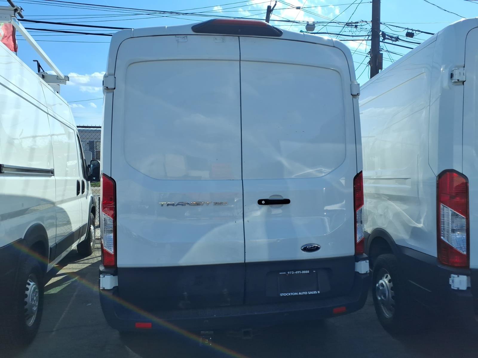 Used 2019 Ford Transit 250 130 Medium Roof RWD image 4