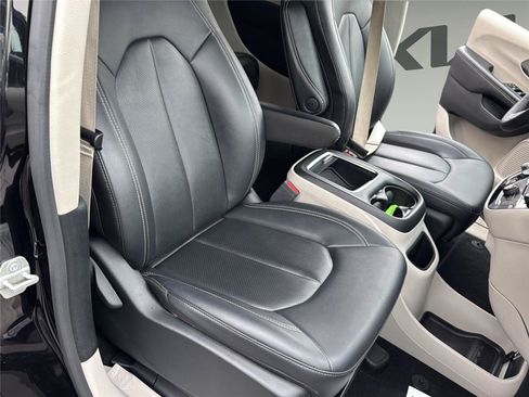 Used 2024 Chrysler Pacifica Touring-L FWD image 32