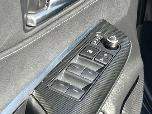 Used 2024 Toyota Venza XLE AWD/4WD image 25