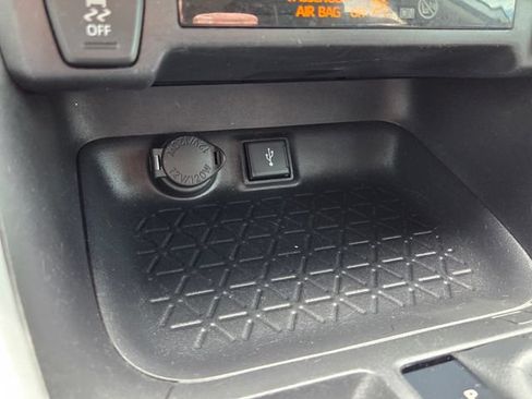 Used 2021 Toyota RAV4 XLE w/ Convenience Package FWD image 30