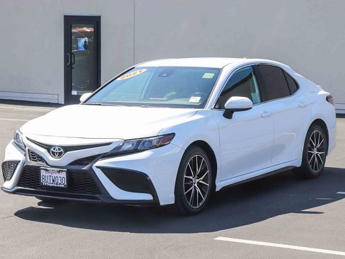 Used 2021 Toyota Camry SE FWD image 3