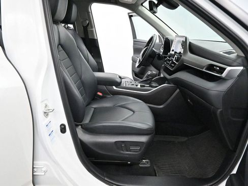 Used 2022 Toyota Highlander XLE AWD/4WD image 34