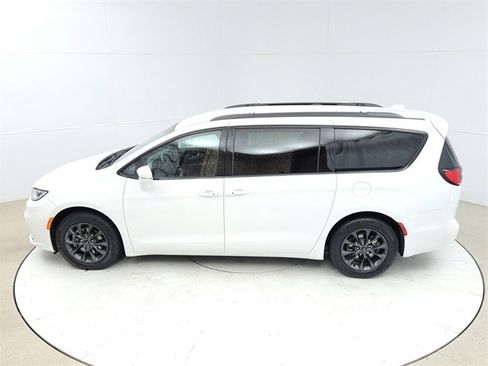 Used 2021 Chrysler Pacifica Touring w/ S Appearance Package image 16