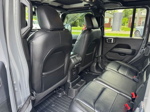 Used 2019 Jeep Wrangler Unlimited Sahara AWD/4WD image 13