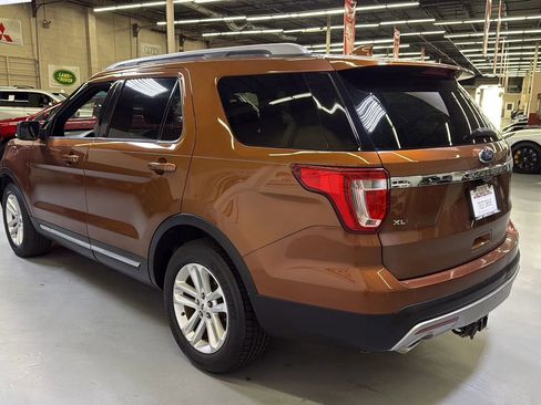 Used 2017 Ford Explorer XLT FWD image 6