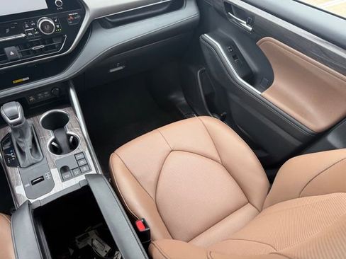 Used 2025 Toyota Highlander Limited AWD/4WD image 26