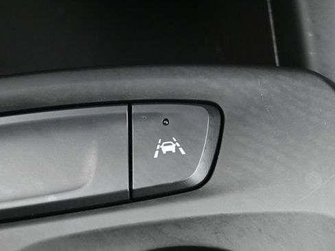 Used 2025 Chevrolet Trax RS image 32