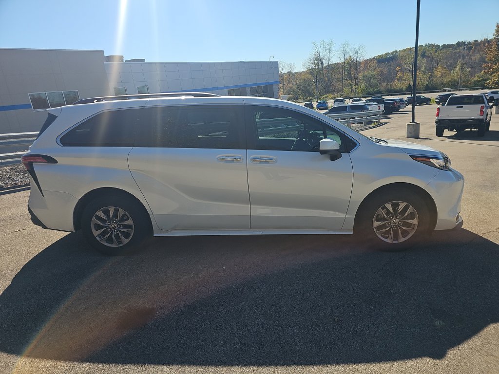 Used 2022 Toyota Sienna XLE AWD/4WD image 4